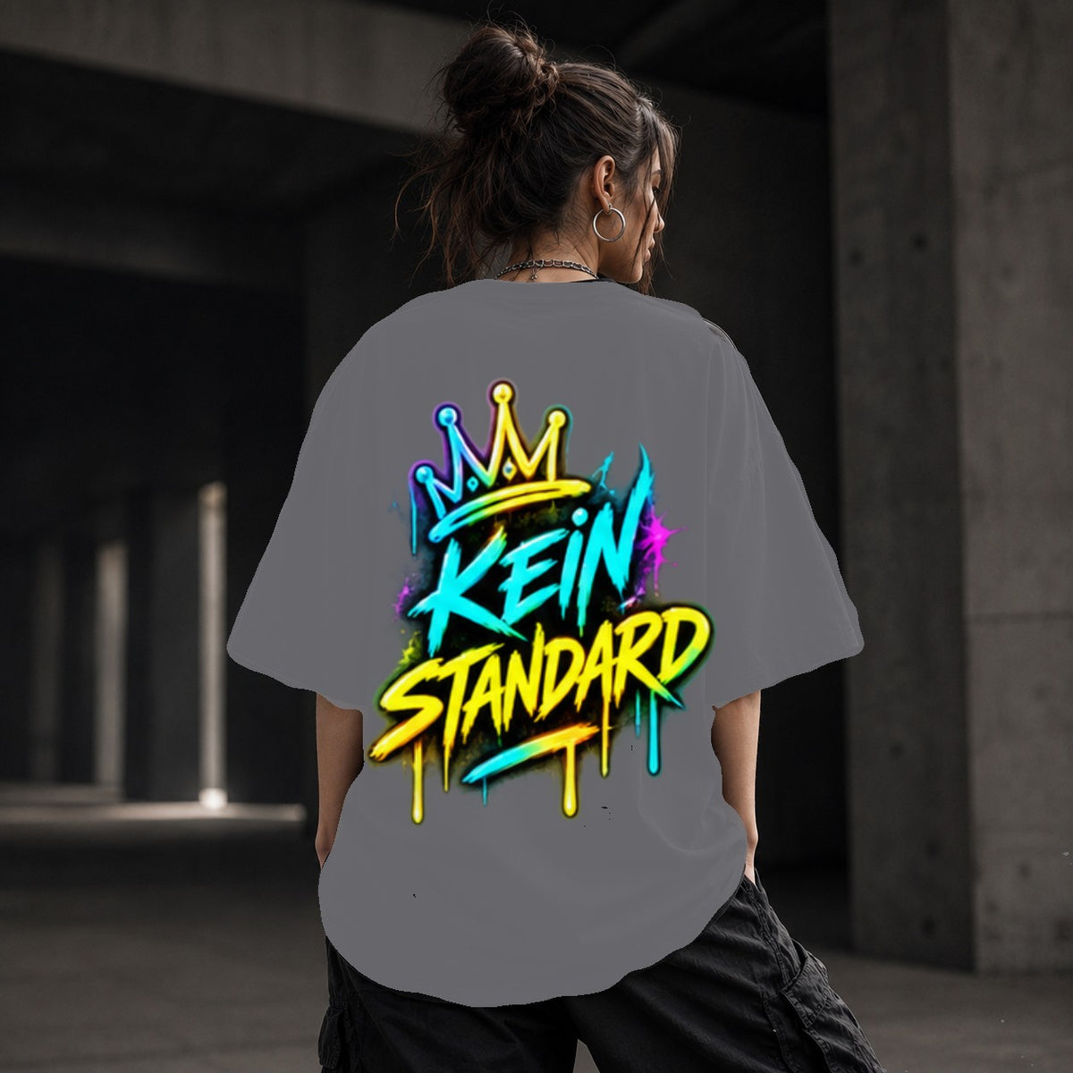 Neon Vibe Damen Oversized T-Shirt – Kein Standard – DTF Backprint in Grau, Größe 5XL