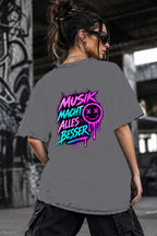 Neon Vibe Damen Oversized T-Shirt – Musik Macht Alles Besser – DTF Backprint in Grau, Größe 5XL