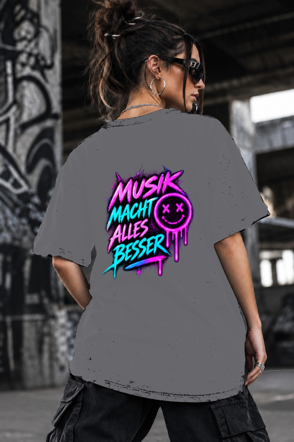 Neon Vibe Damen Oversized T-Shirt – Musik Macht Alles Besser – DTF Backprint in Grau, Größe 5XL