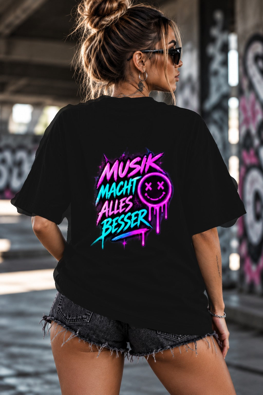 Neon Vibe Damen Oversized T-Shirt – Musik Macht Alles Besser – DTF Backprint in Schwarz, Größe 5XL