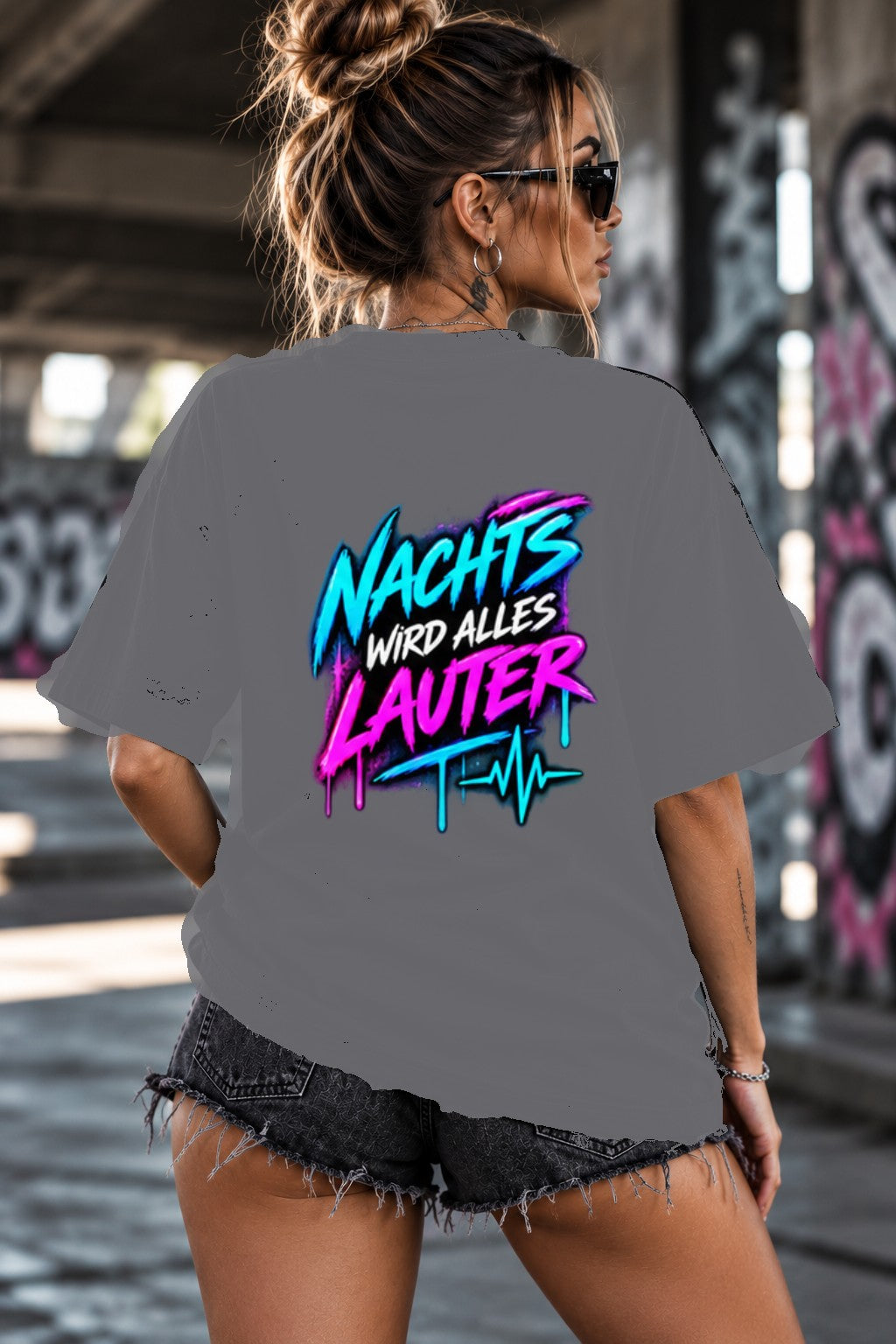 Neon Vibe Damen Oversized T-Shirt – Nachts Wird Alles Lauter – DTF Backprint in Grau, Größe 5XL