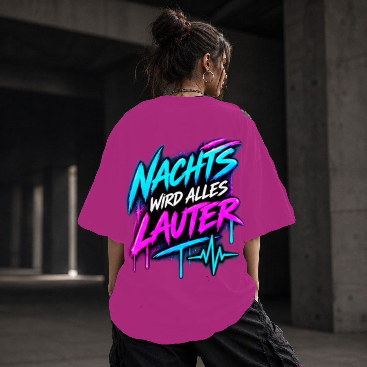 Neon Vibe Damen Oversized T-Shirt – Nachts Wird Alles Lauter – DTF Backprint in Pink, Größe 5XL