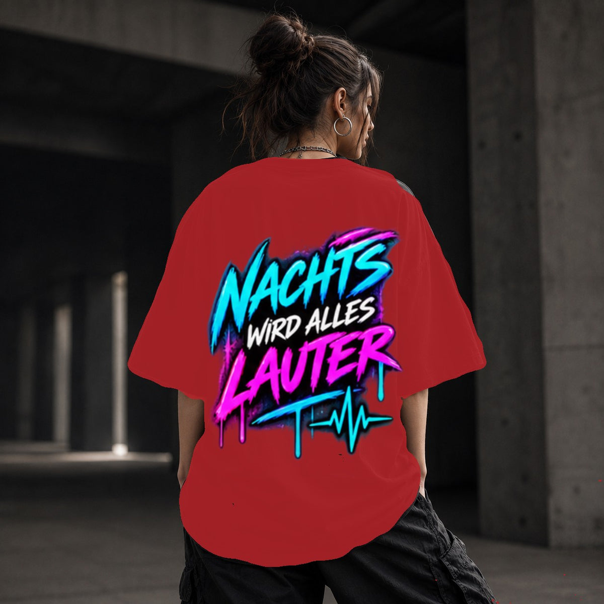 Neon Vibe Damen Oversized T-Shirt – Nachts Wird Alles Lauter – DTF Backprint in Rot, Größe 5XL
