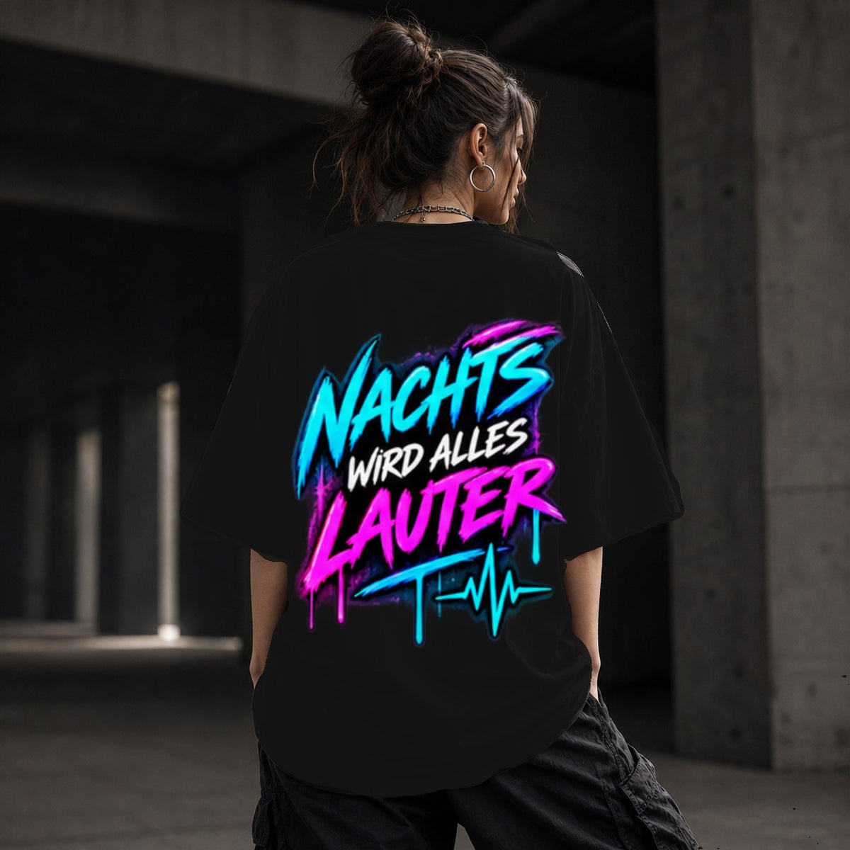 Neon Vibe Damen Oversized T-Shirt – Nachts Wird Alles Lauter – DTF Backprint in Schwarz, Größe 5XL