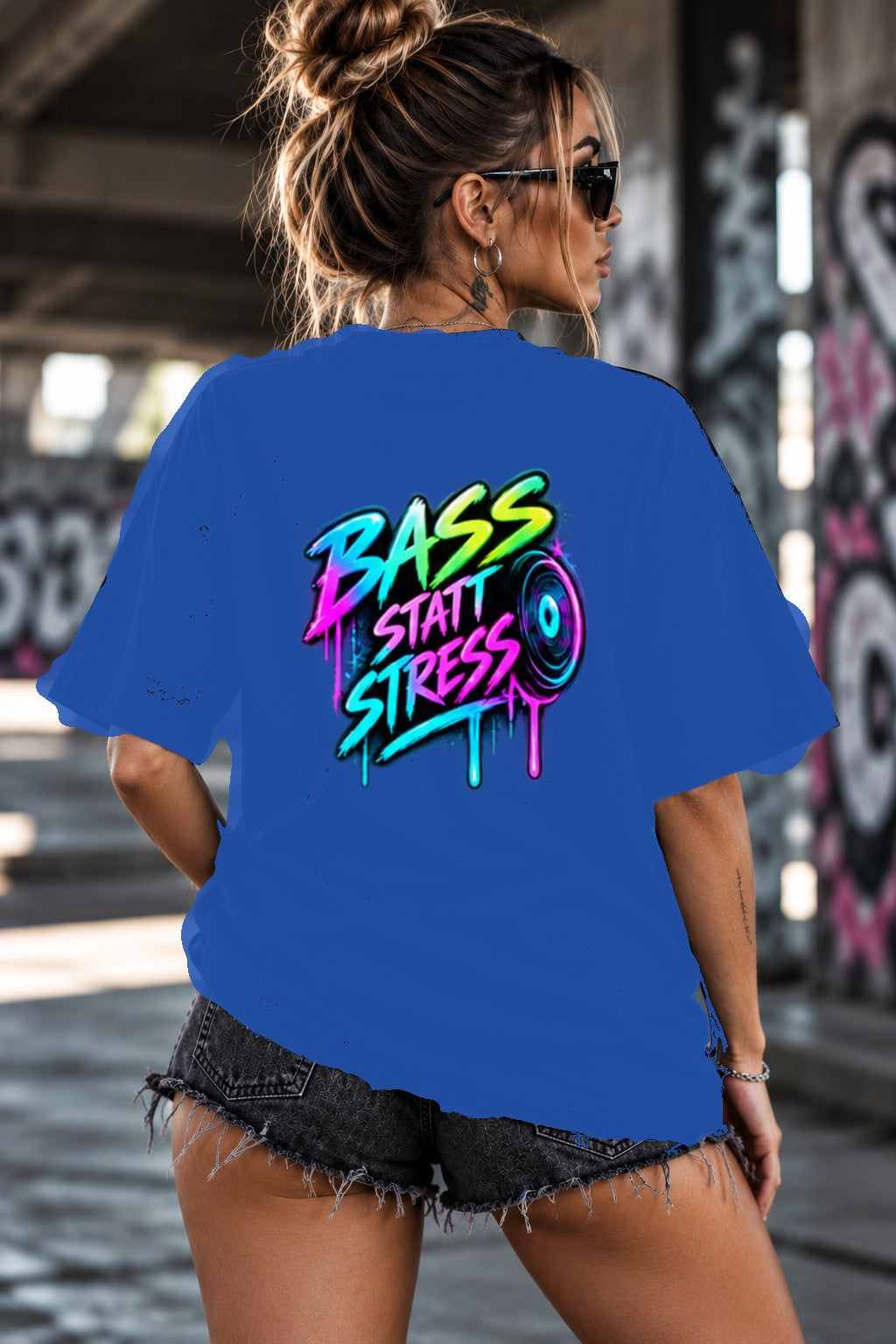 Neon Vibe Damen Oversized T-Shirt – Bass Statt Stress – DTF Backprint in Blau, Größe 5XL