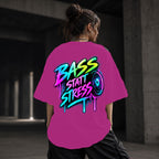 Neon Vibe Damen Oversized T-Shirt – Bass Statt Stress – DTF Backprint in Pink, Größe 5XL