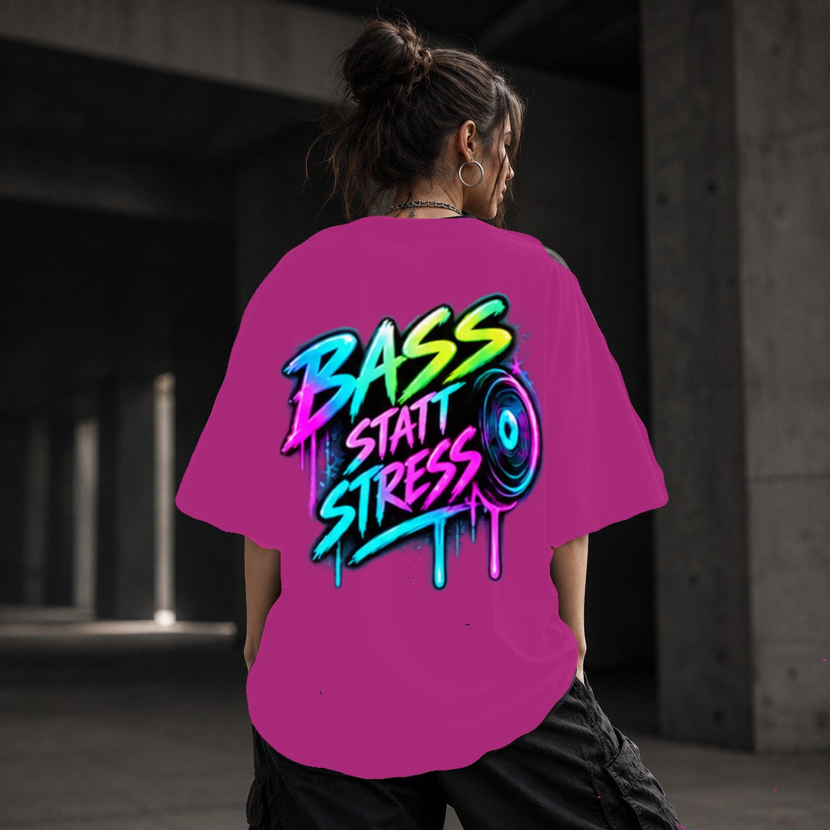 Neon Vibe Damen Oversized T-Shirt – Bass Statt Stress – DTF Backprint in Pink, Größe 5XL
