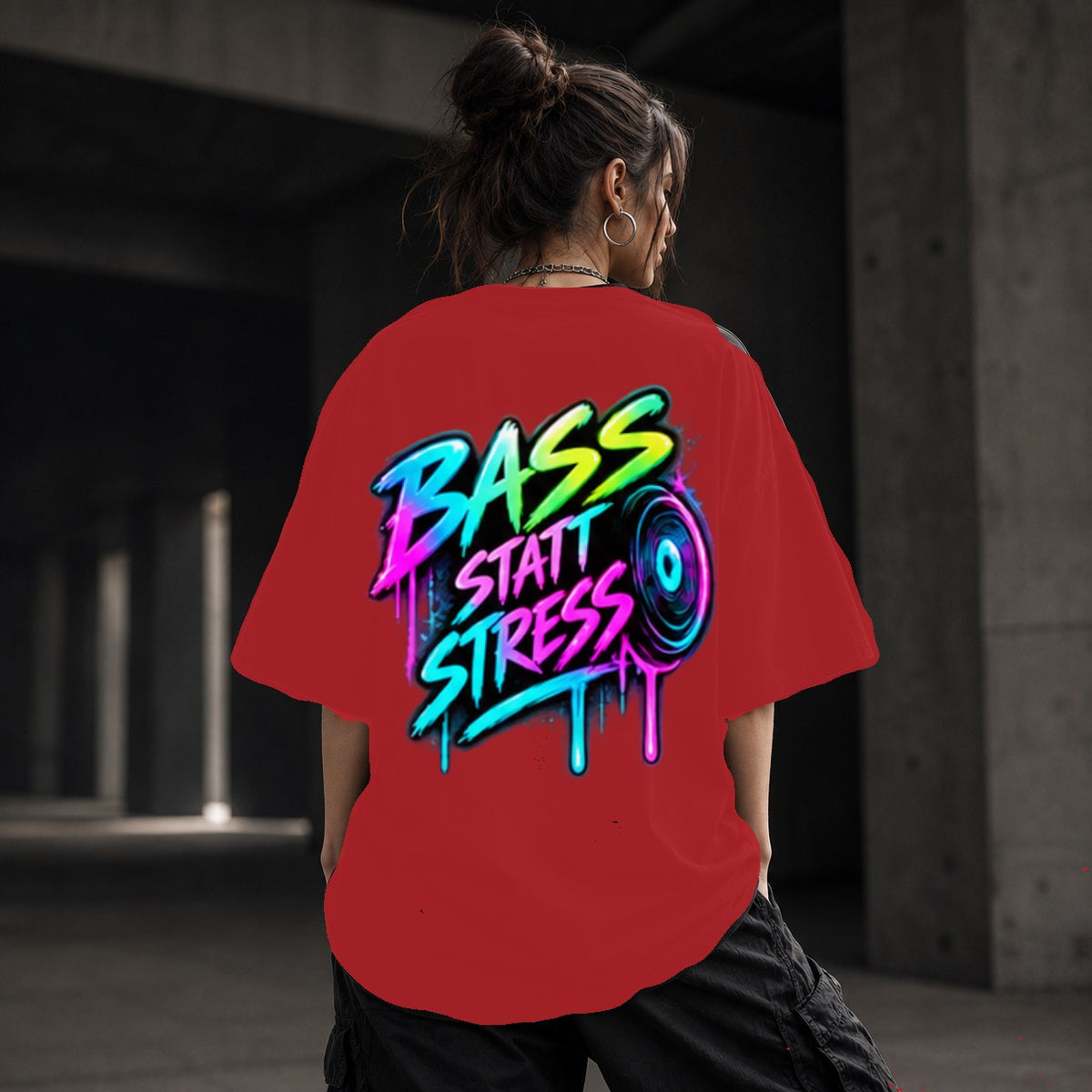 Neon Vibe Damen Oversized T-Shirt – Bass Statt Stress – DTF Backprint in Rot, Größe 5XL