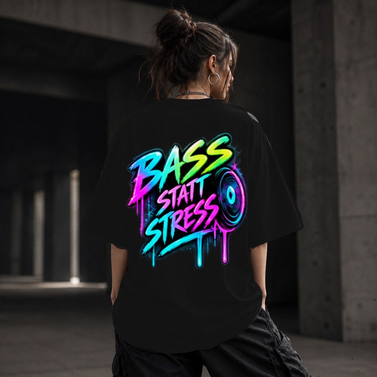 Neon Vibe Damen Oversized T-Shirt – Bass Statt Stress – DTF Backprint in Schwarz, Größe 5XL