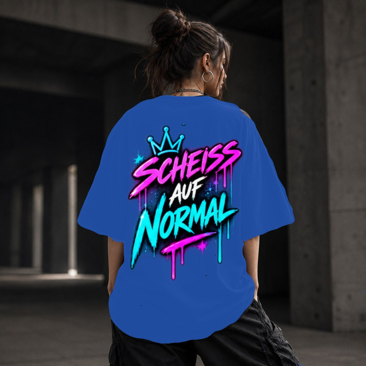 Neon Vibe Damen Oversized T-Shirt – Scheiß Auf Normal – DTF Backprint in Blau, Größe 5XL
