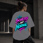 Neon Vibe Damen Oversized T-Shirt – Scheiß Auf Normal – DTF Backprint in Grau, Größe 5XL