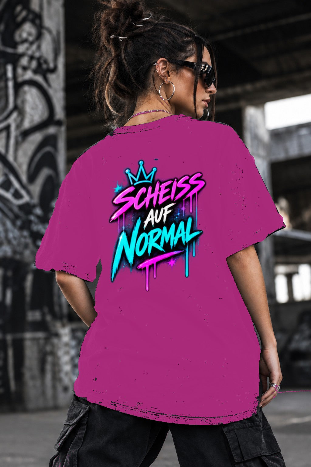 Neon Vibe Damen Oversized T-Shirt – Scheiß Auf Normal – DTF Backprint in Pink, Größe 5XL