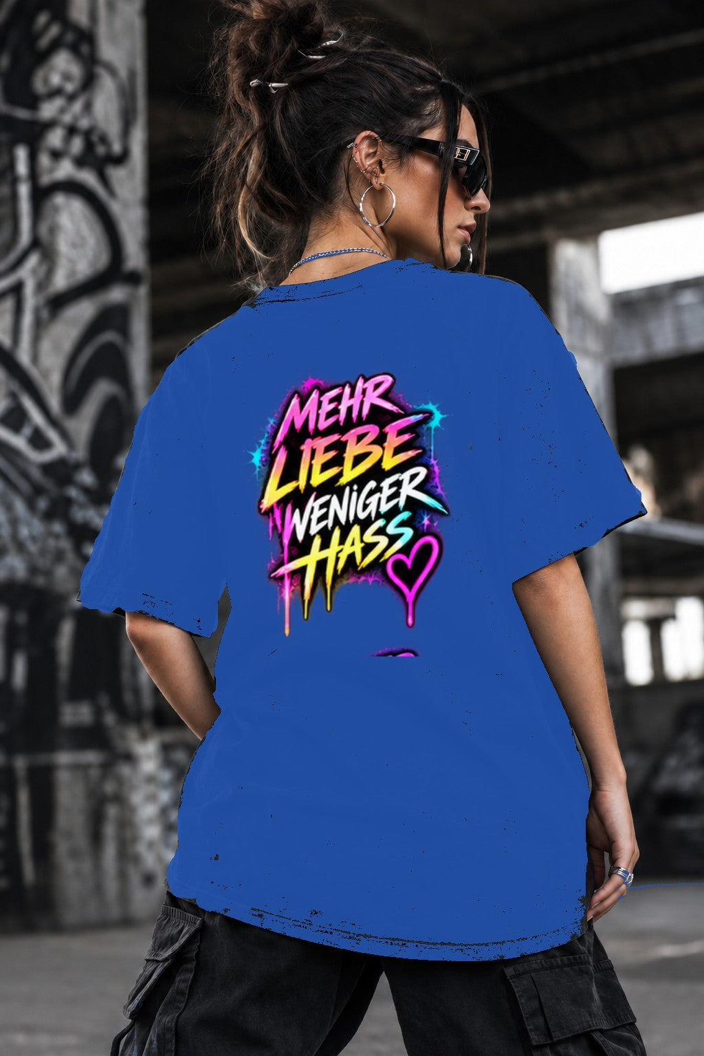 Neon Vibe Damen Oversized T-Shirt – Mehr Liebe Weniger Hass – DTF Backprint in Blau, Größe 5XL