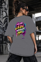 Neon Vibe Damen Oversized T-Shirt – Mehr Liebe Weniger Hass – DTF Backprint in Grau, Größe 5XL