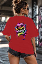 Neon Vibe Damen Oversized T-Shirt – Mehr Liebe Weniger Hass – DTF Backprint in Rot, Größe 5XL