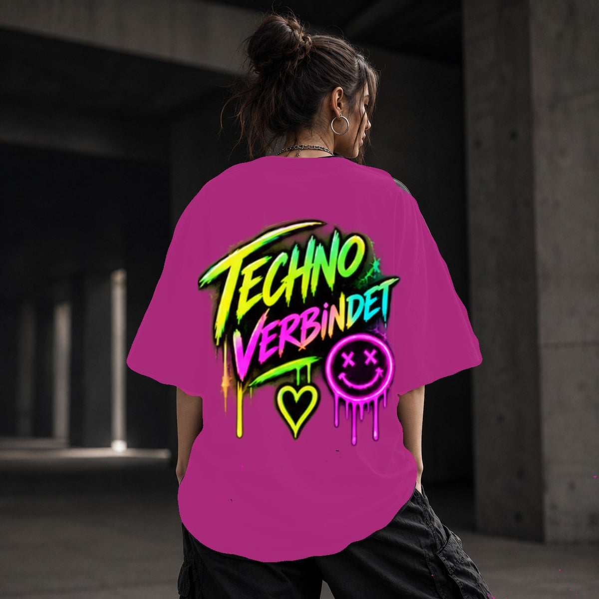 Neon Vibe Damen Oversized T-Shirt – Techno Verbindet – DTF Backprint in Pink, Größe 5XL