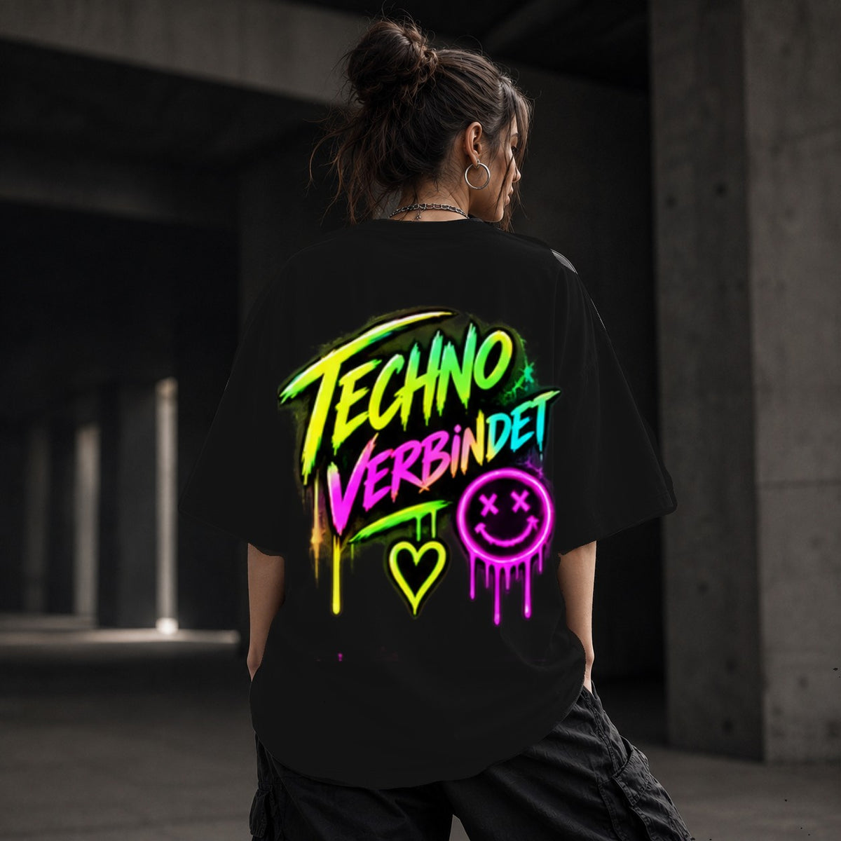 Neon Vibe Damen Oversized T-Shirt – Techno Verbindet – DTF Backprint in Schwarz, Größe 5XL