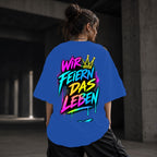 Neon Vibe Damen Oversized T-Shirt – Wir Feiern Das Leben – DTF Backprint in Blau, Größe 5XL