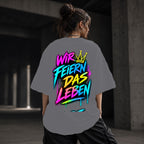 Neon Vibe Damen Oversized T-Shirt – Wir Feiern Das Leben – DTF Backprint in Grau, Größe 5XL