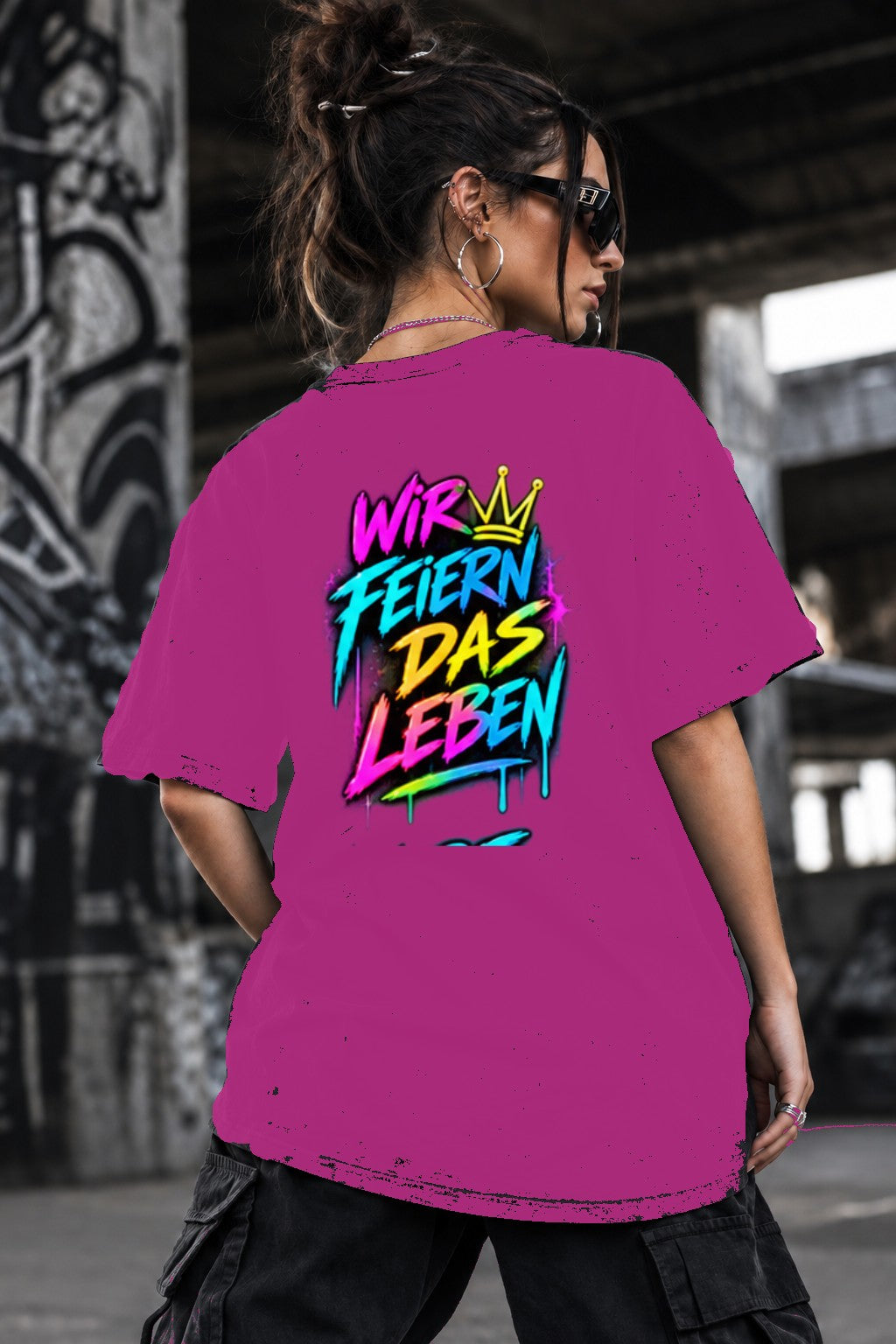 Neon Vibe Damen Oversized T-Shirt – Wir Feiern Das Leben – DTF Backprint in Pink, Größe 5XL