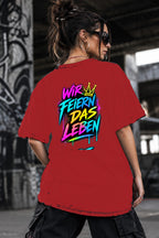 Neon Vibe Damen Oversized T-Shirt – Wir Feiern Das Leben – DTF Backprint in Rot, Größe 5XL
