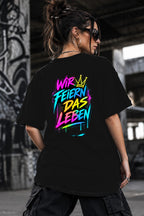Neon Vibe Damen Oversized T-Shirt – Wir Feiern Das Leben – DTF Backprint in Schwarz, Größe 5XL
