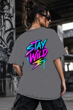 Neon Vibe Damen Oversized T-Shirt – Stay Wild – DTF Backprint in Grau, Größe 5XL