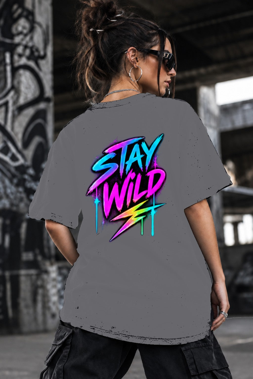 Neon Vibe Damen Oversized T-Shirt – Stay Wild – DTF Backprint in Grau, Größe 5XL