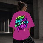 Neon Vibe Damen Oversized T-Shirt – Keine Grenzen Nur Vibes – DTF Backprint in Pink, Größe 5XL