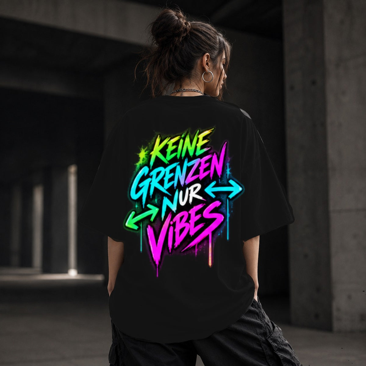 Neon Vibe Damen Oversized T-Shirt – Keine Grenzen Nur Vibes – DTF Backprint in Schwarz, Größe 5XL