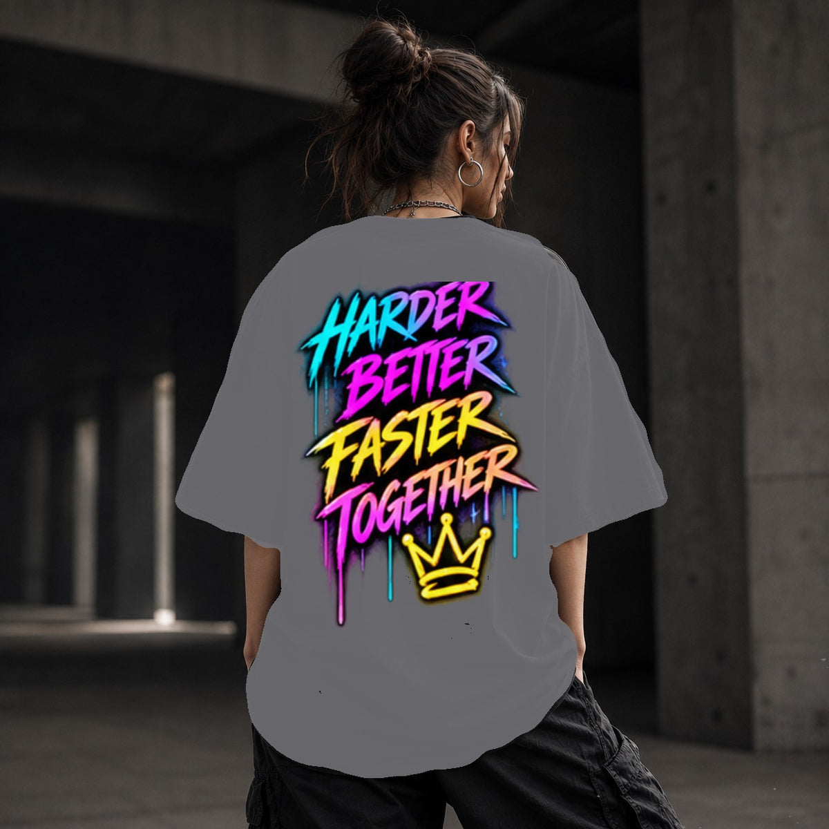 Neon Vibe Damen Oversized T-Shirt – Härter Besser Schneller – DTF Backprint in Grau, Größe 5XL