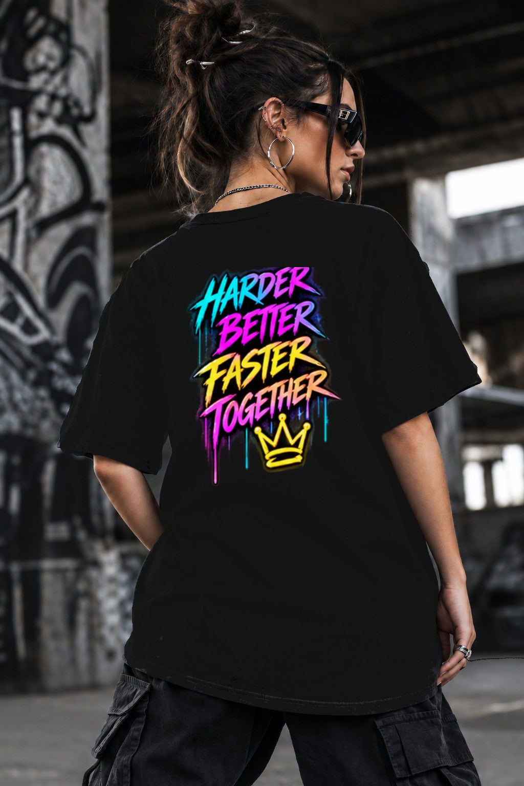Neon Vibe Damen Oversized T-Shirt – Härter Besser Schneller – DTF Backprint in Schwarz, Größe 5XL