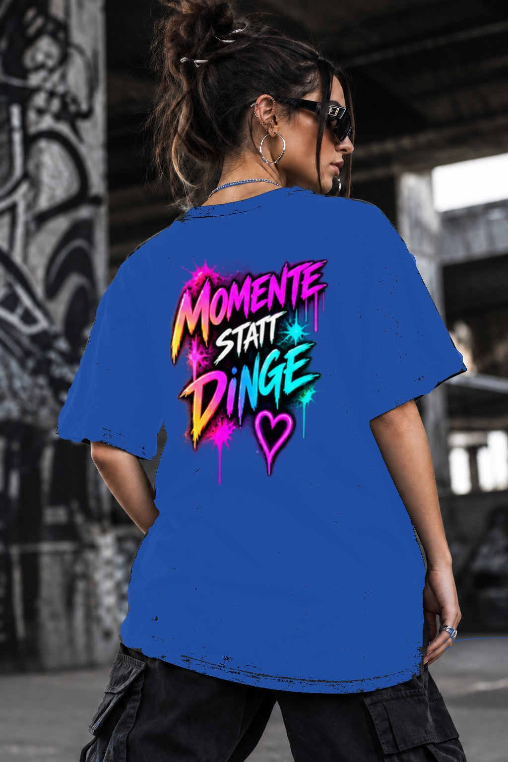 Neon Vibe Damen Oversized T-Shirt – Momente Statt Dinge – DTF Backprint in Blau, Größe 5XL