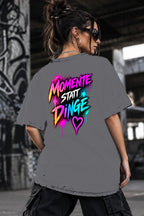 Neon Vibe Damen Oversized T-Shirt – Momente Statt Dinge – DTF Backprint in Grau, Größe 5XL