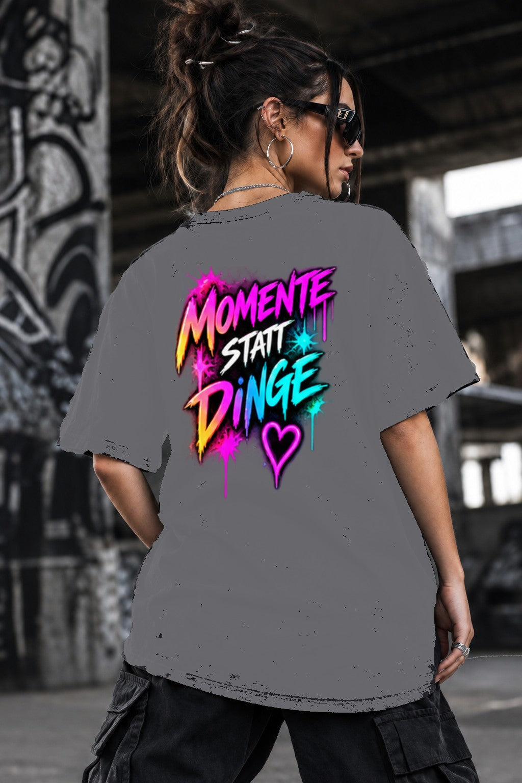 Neon Vibe Damen Oversized T-Shirt – Momente Statt Dinge – DTF Backprint in Grau, Größe 5XL