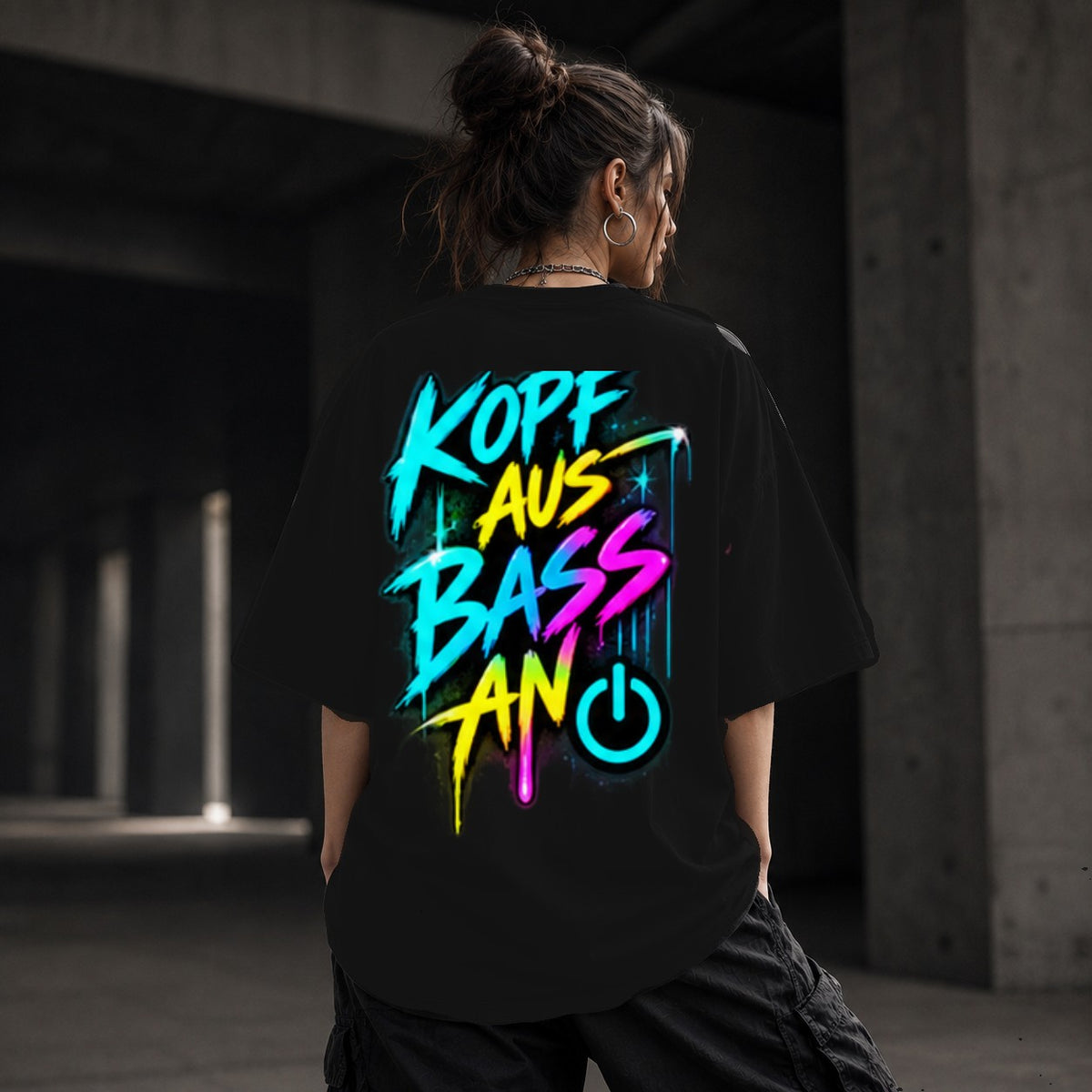 Neon Vibe Damen Oversized T-Shirt – Kopf Aus Bass An – DTF Backprint in Schwarz, Größe 5XL