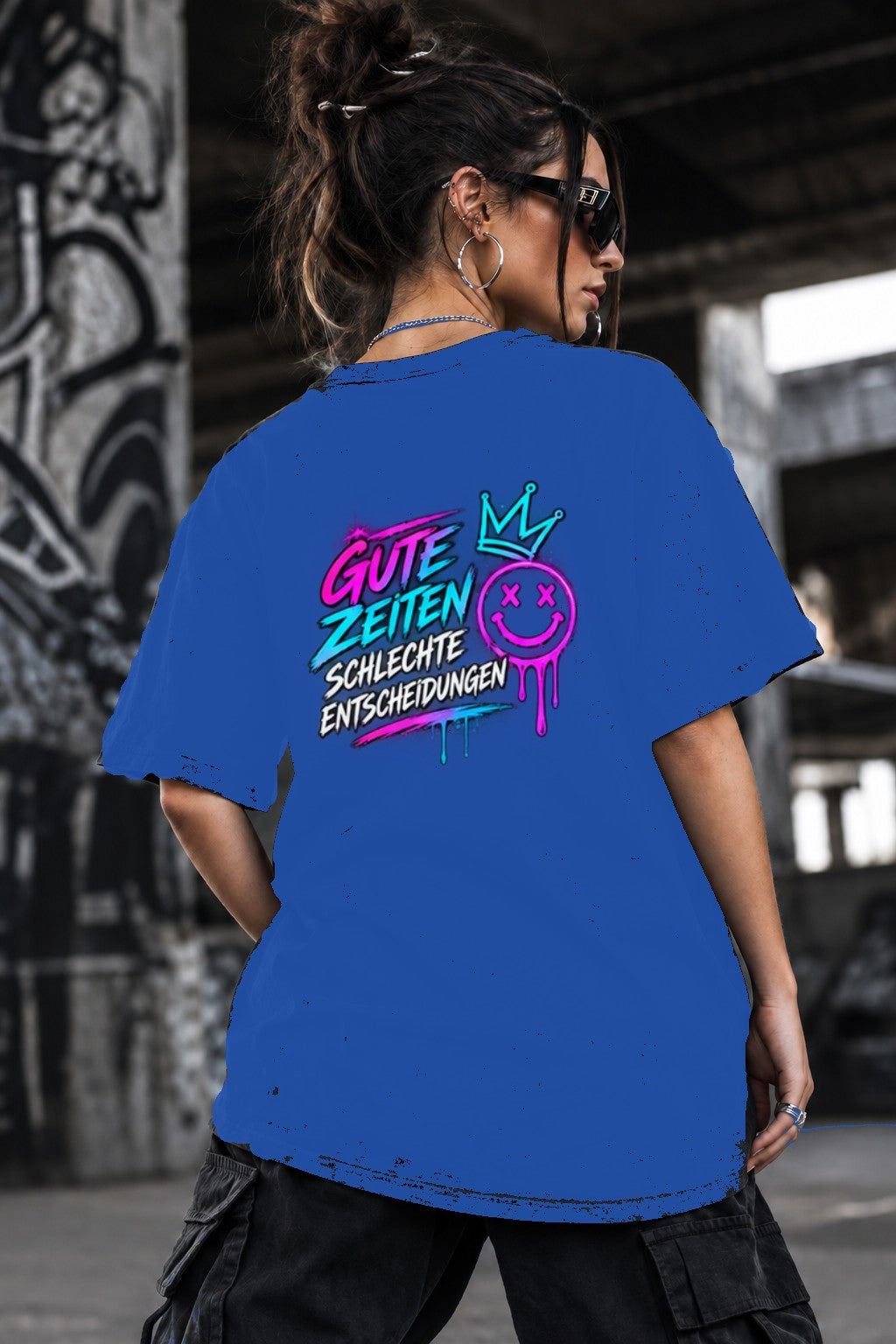 Neon Vibe Damen Oversized T-Shirt – Gute Zeiten Schlechte Entscheidungen – DTF Backprint in Blau, Größe 5XL