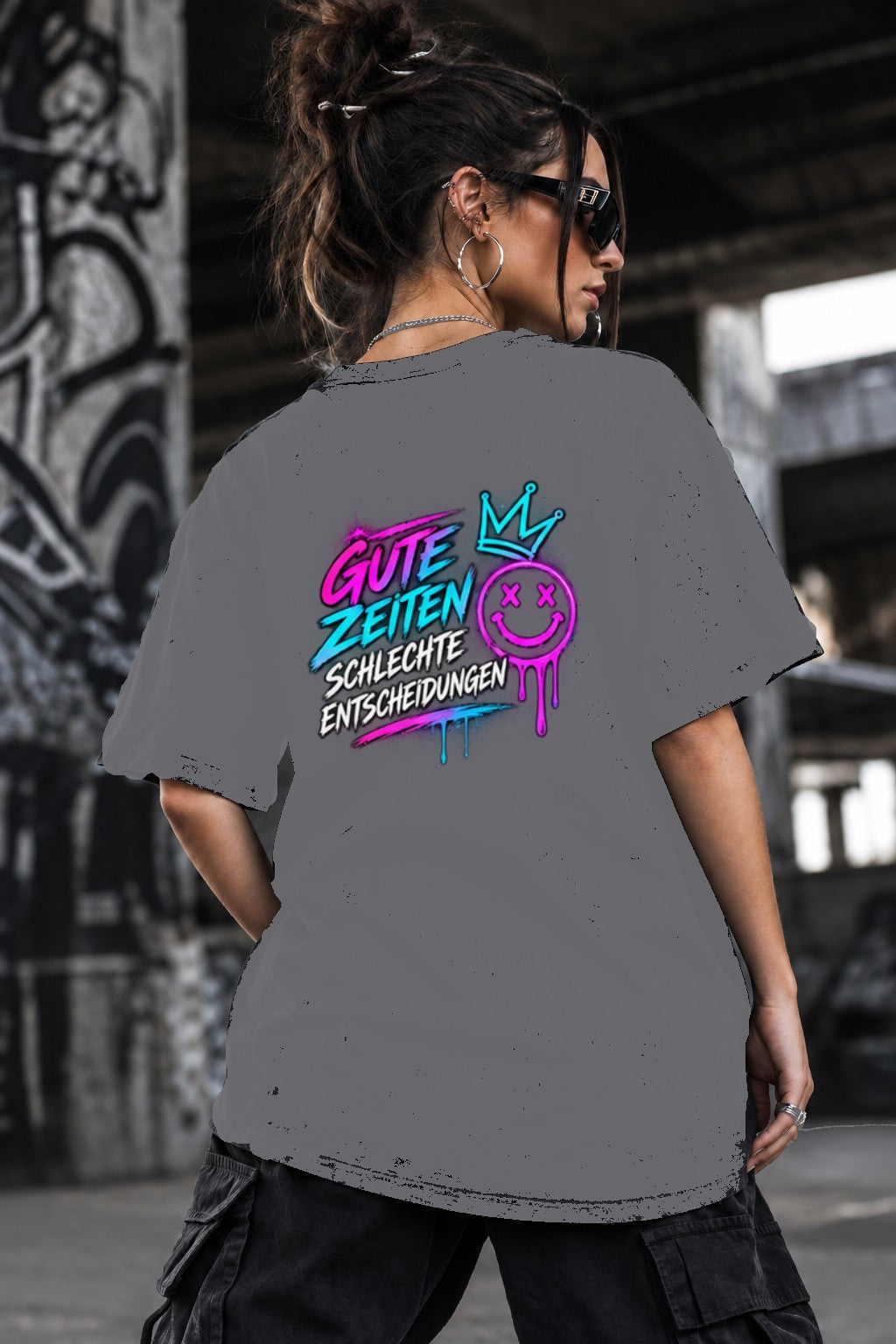 Neon Vibe Damen Oversized T-Shirt – Gute Zeiten Schlechte Entscheidungen – DTF Backprint in Grau, Größe 5XL