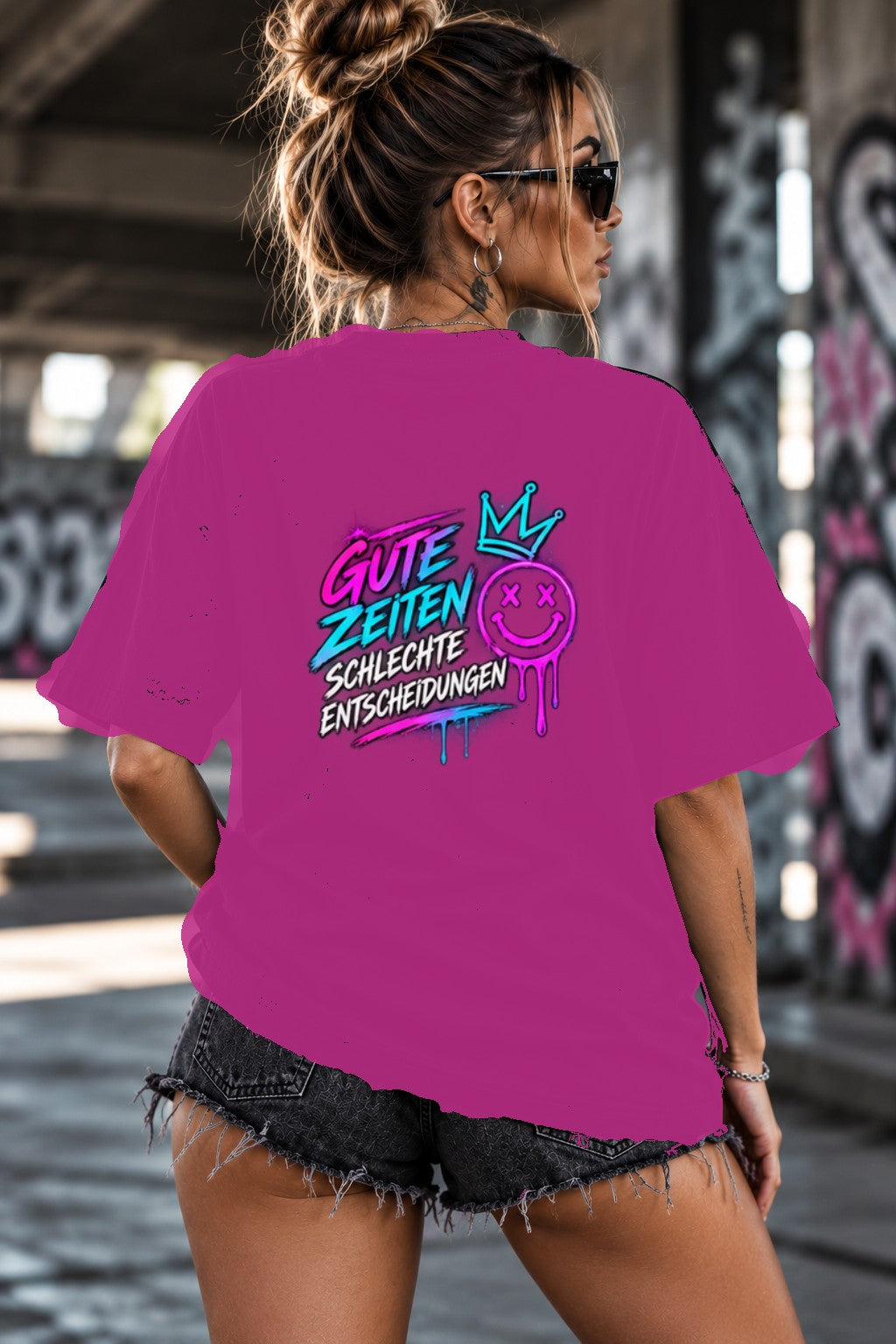 Neon Vibe Damen Oversized T-Shirt – Gute Zeiten Schlechte Entscheidungen – DTF Backprint in Pink, Größe 5XL