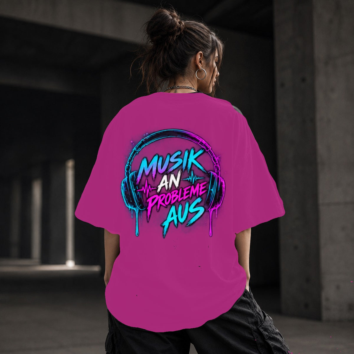 Neon Vibe Damen Oversized T-Shirt – Musik an Probleme aus – DTF Backprint in Pink, Größe 5XL