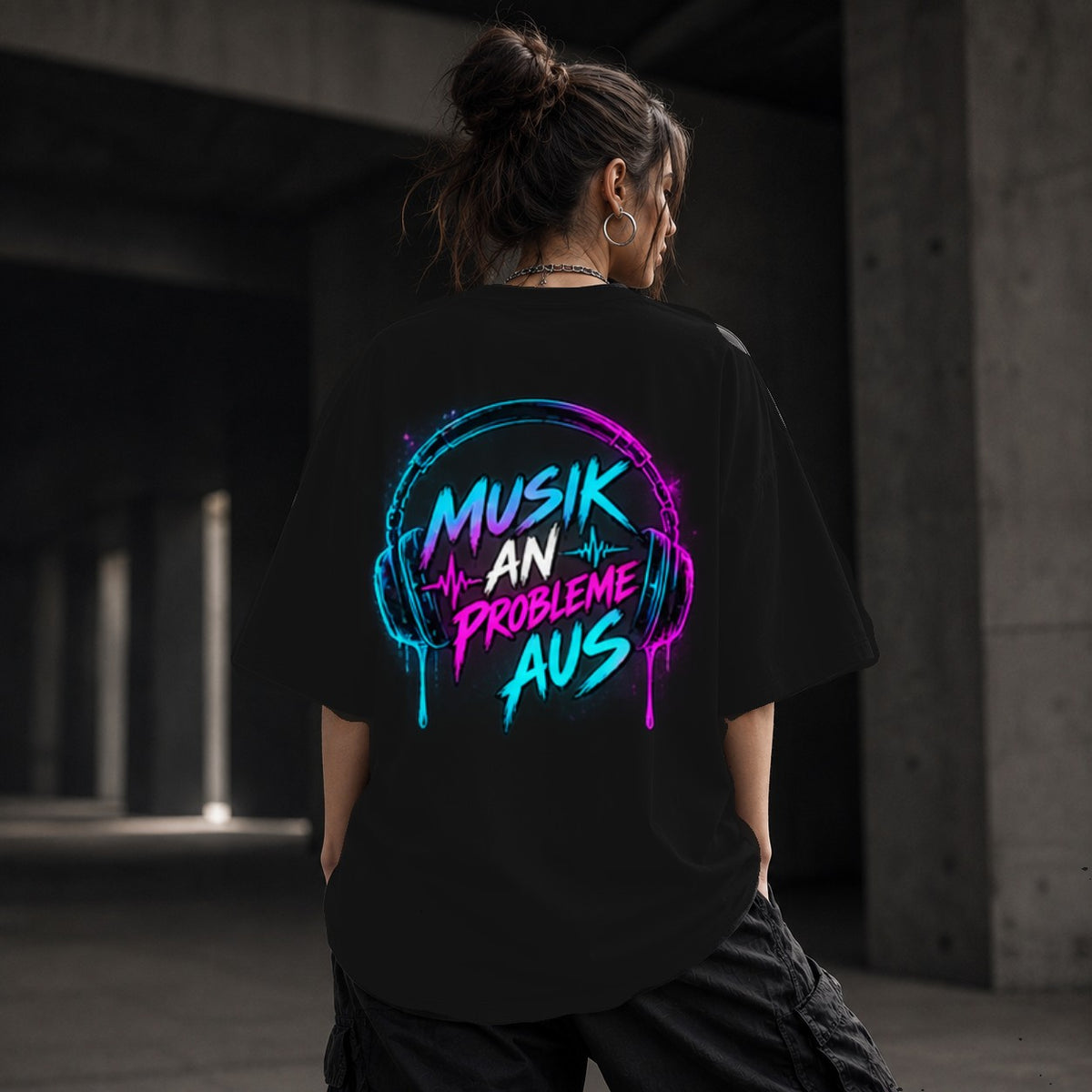 Neon Vibe Damen Oversized T-Shirt – Musik an Probleme aus – DTF Backprint in Schwarz, Größe 5XL