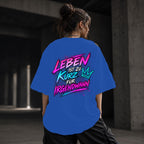 Neon Vibe Damen Oversized T-Shirt – Leben ist zu kurz für irgendwann – DTF Backprint in Blau, Größe 5XL