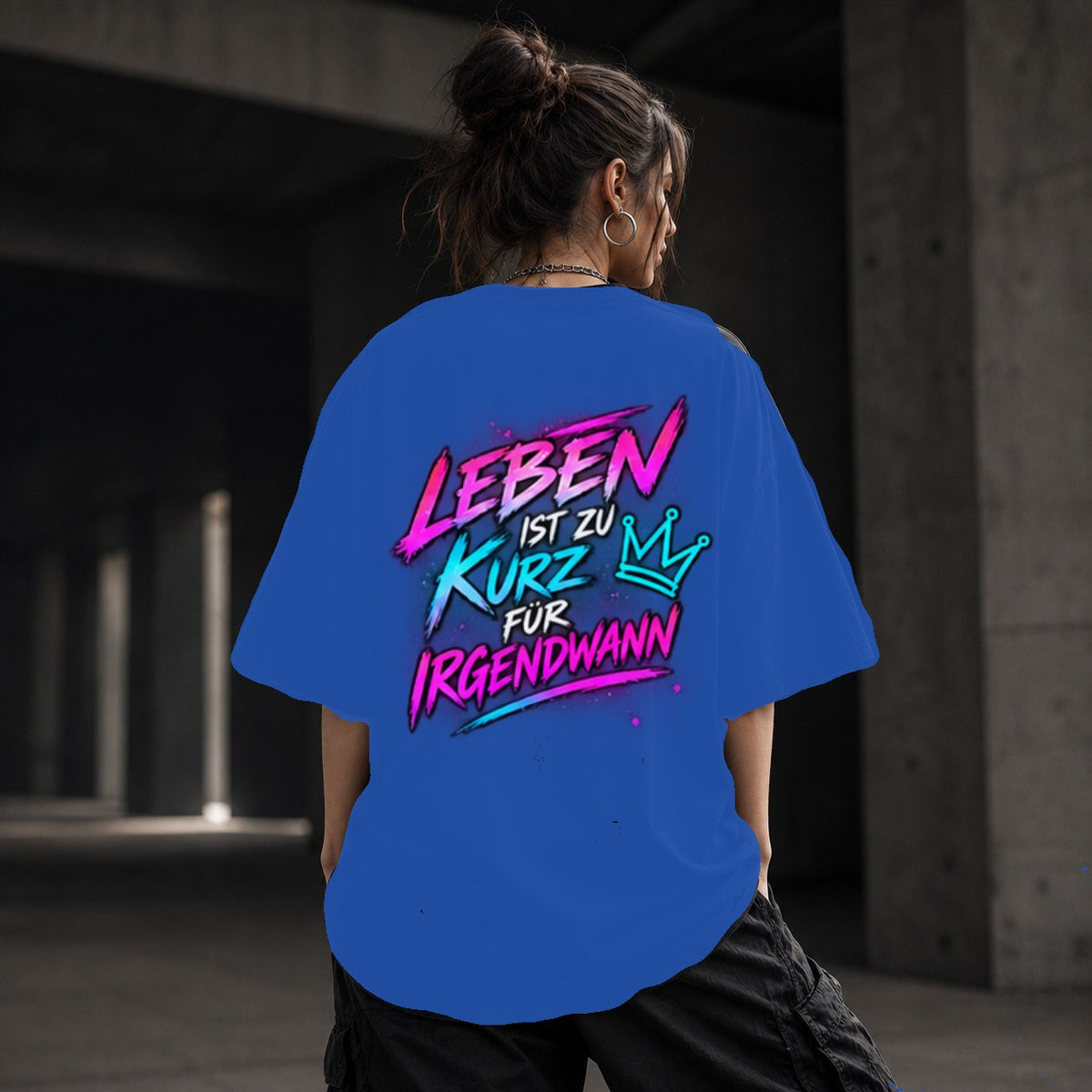 Neon Vibe Damen Oversized T-Shirt – Leben ist zu kurz für irgendwann – DTF Backprint in Blau, Größe 5XL