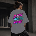 Neon Vibe Damen Oversized T-Shirt – Leben ist zu kurz für irgendwann – DTF Backprint in Grau, Größe 5XL