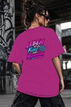 Neon Vibe Damen Oversized T-Shirt – Leben ist zu kurz für irgendwann – DTF Backprint in Pink, Größe 5XL