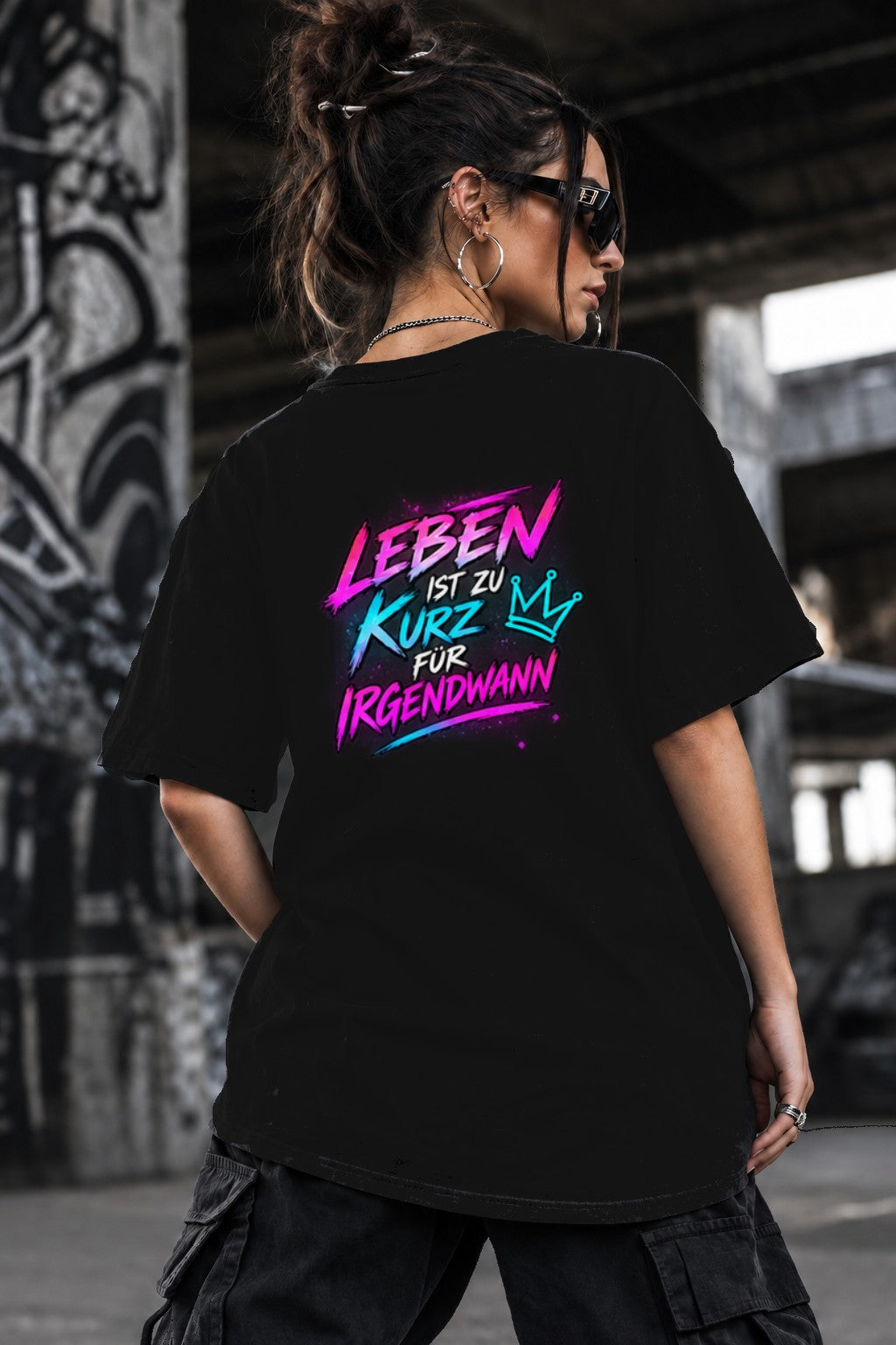 Neon Vibe Damen Oversized T-Shirt – Leben ist zu kurz für irgendwann – DTF Backprint in Schwarz, Größe 5XL