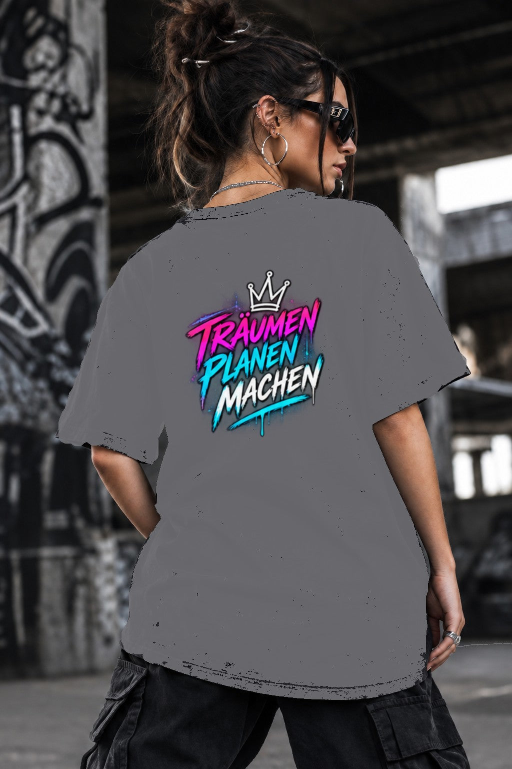 Neon Vibe Damen Oversized T-Shirt – Träumen planen machen – DTF Backprint in Grau, Größe 5XL