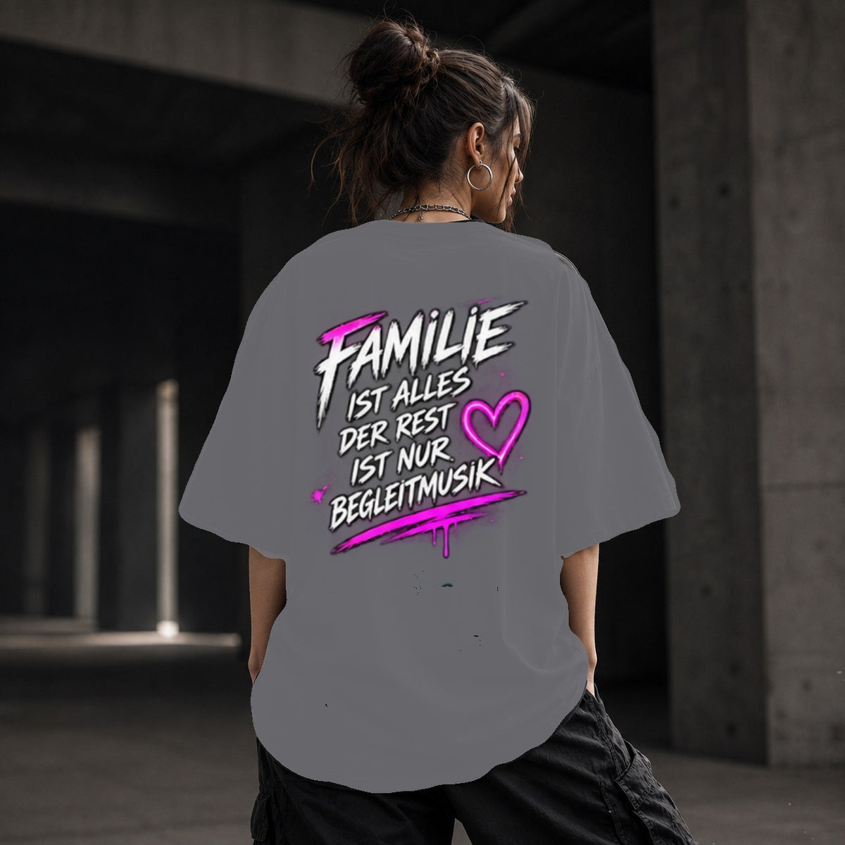 Neon Vibe Damen Oversized T-Shirt – Familie ist mein Anker – DTF Backprint in Grau, Größe 5XL