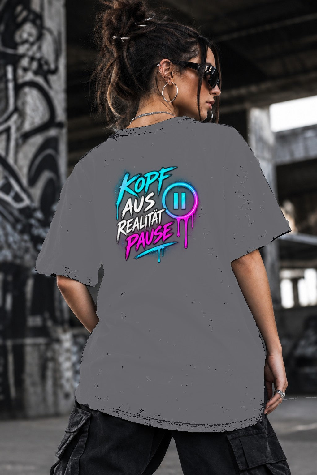 Neon Vibe Damen Oversized T-Shirt – Kopf aus Realität Pause – DTF Backprint in Grau, Größe 5XL