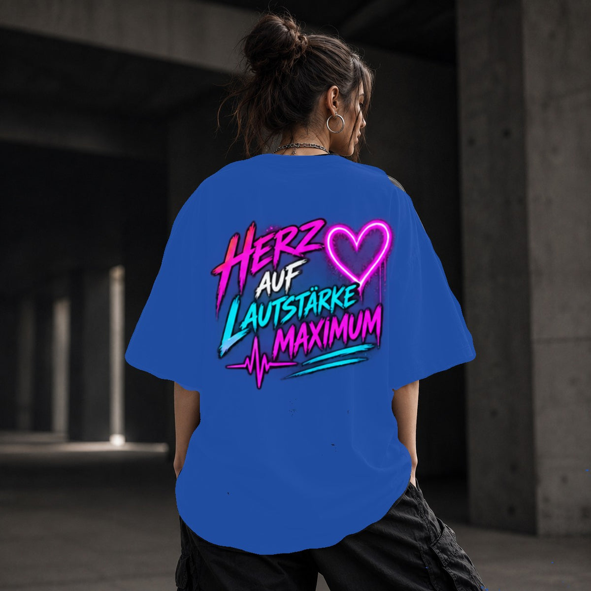 Neon Vibe Damen Oversized T-Shirt – Herz auf Lautstärke Maximum – DTF Backprint in Blau, Größe 5XL